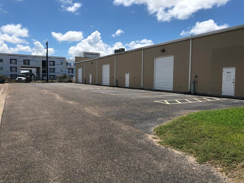 2624 N McColl Rd, McAllen, TX à louer - Photo de l’immeuble – Image 3 sur 4