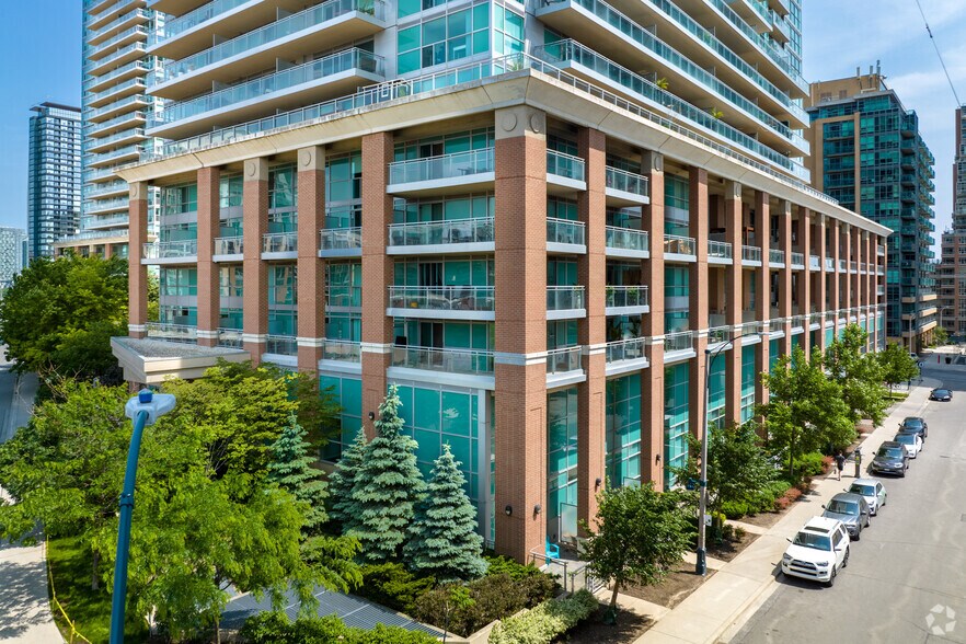 50 Lynn Williams St, Toronto, ON à louer - Photo de l’immeuble – Image 3 sur 8
