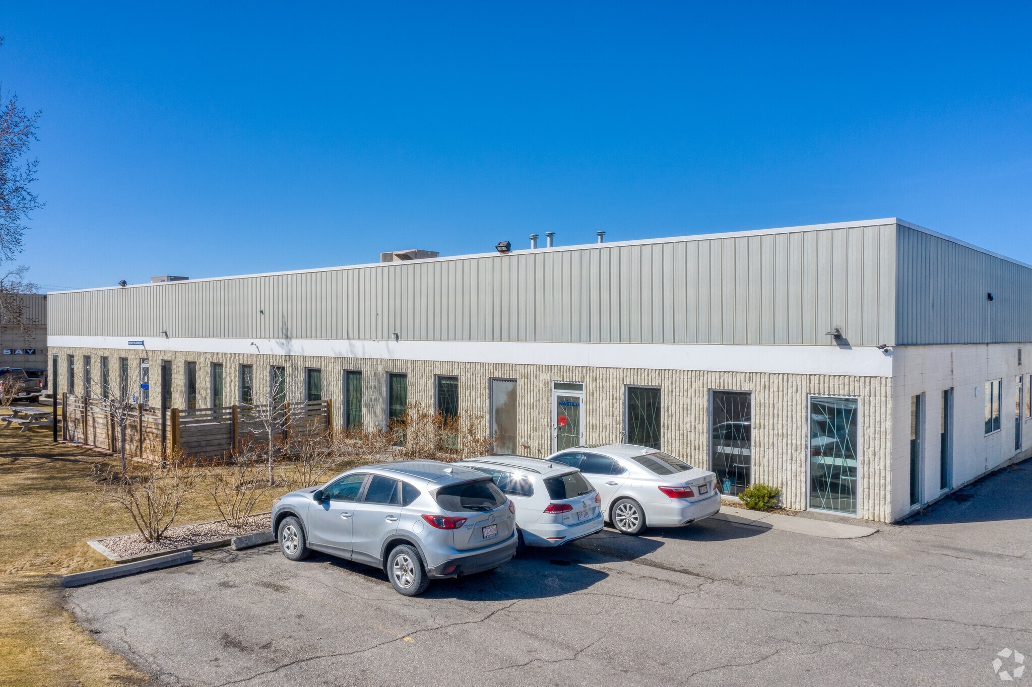 6403 Burbank Rd SE, Calgary, AB à louer Photo principale– Image 1 sur 5