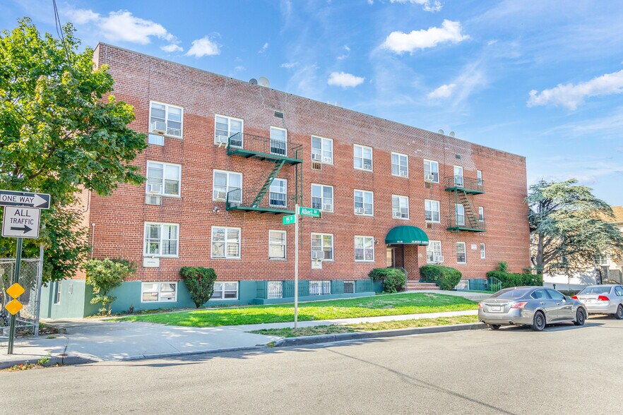 9420 Albert Rd, Ozone Park, NY à vendre - Photo de l’immeuble – Image 2 sur 8