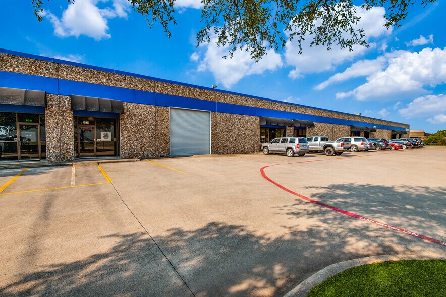 2910 Belmeade Dr, Carrollton, TX à louer - Photo de l’immeuble – Image 3 sur 6