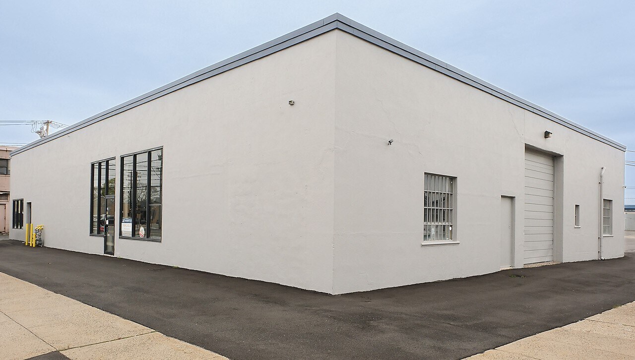 35-37 17th St, Hicksville, NY à louer Photo de l’immeuble– Image 1 sur 3