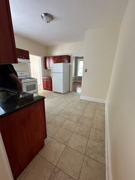 596 Wyona St, Brooklyn, NY à vendre - Photo intérieure – Image 2 sur 6