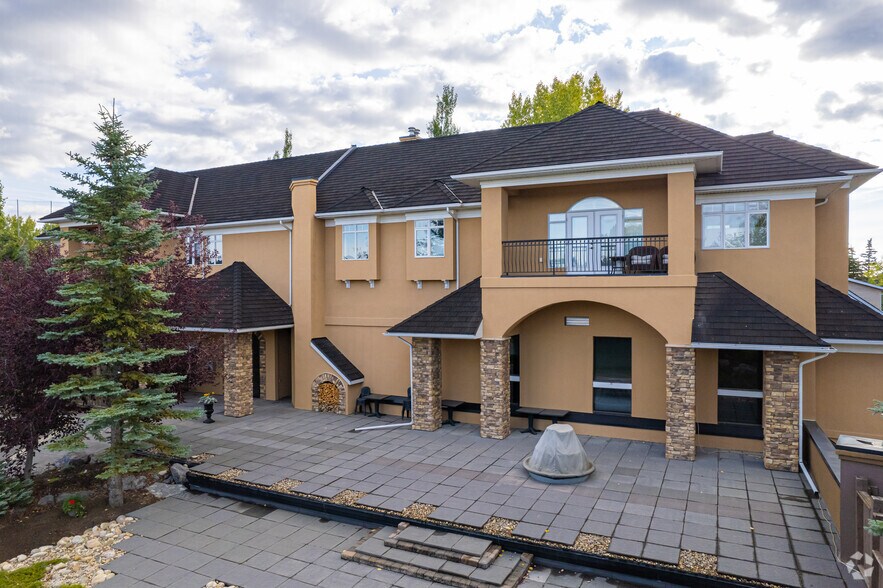 1700 Varsity Estates Dr NW, Calgary, AB à louer - Photo de l’immeuble – Image 3 sur 5