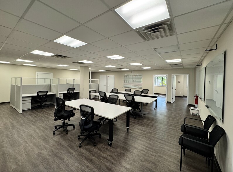 280 Moody St, Ludlow, MA à louer - Photo de l’immeuble – Image 3 sur 8