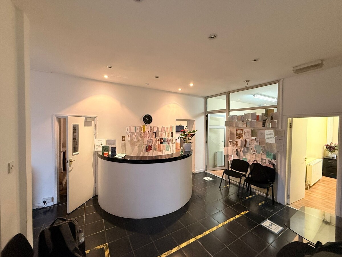 409-411 Brixton Rd, Londres, LND SW9 7DG - Lot First Fl - - Photo intérieure - Image 2 of 7