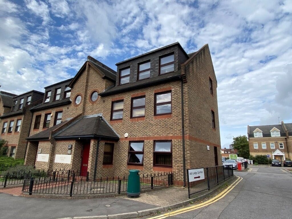 11 Churchfield Rd, Walton On Thames à louer Photo de l’immeuble– Image 1 sur 5