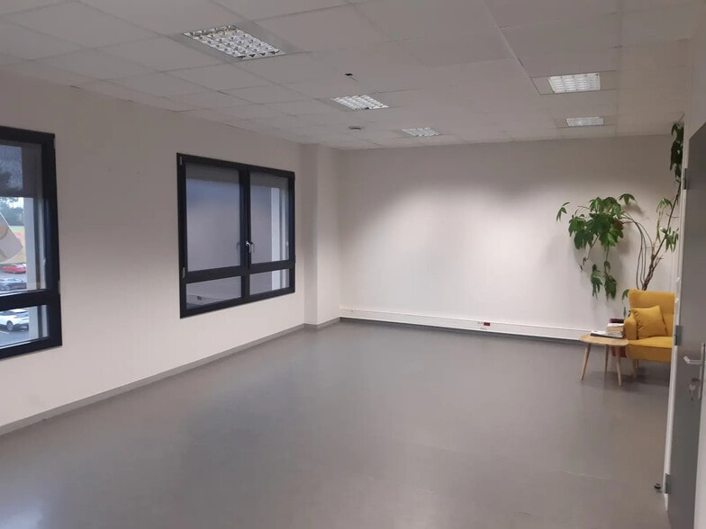 Bureau dans Dury à louer - Photo de l’immeuble – Image 3 sur 6