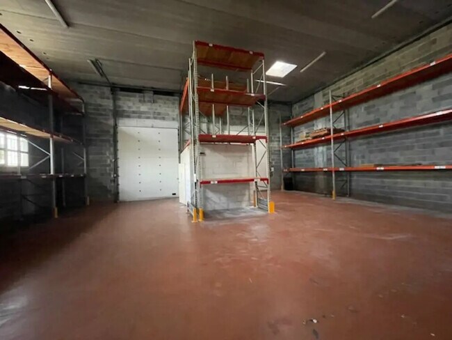 Plus de détails pour Local d'activités à louer