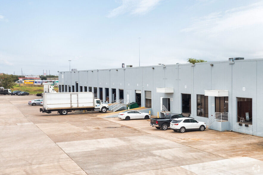 8811 Wallisville Rd, Houston, TX à louer - Photo de l’immeuble – Image 3 sur 5