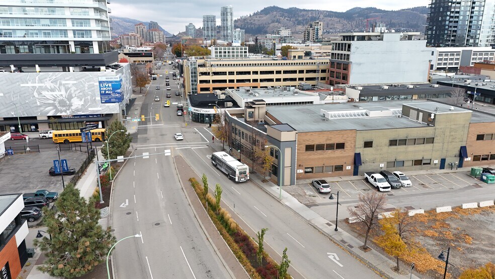 1659 Water St, Kelowna, BC à vendre - Photo de l’immeuble – Image 3 sur 28