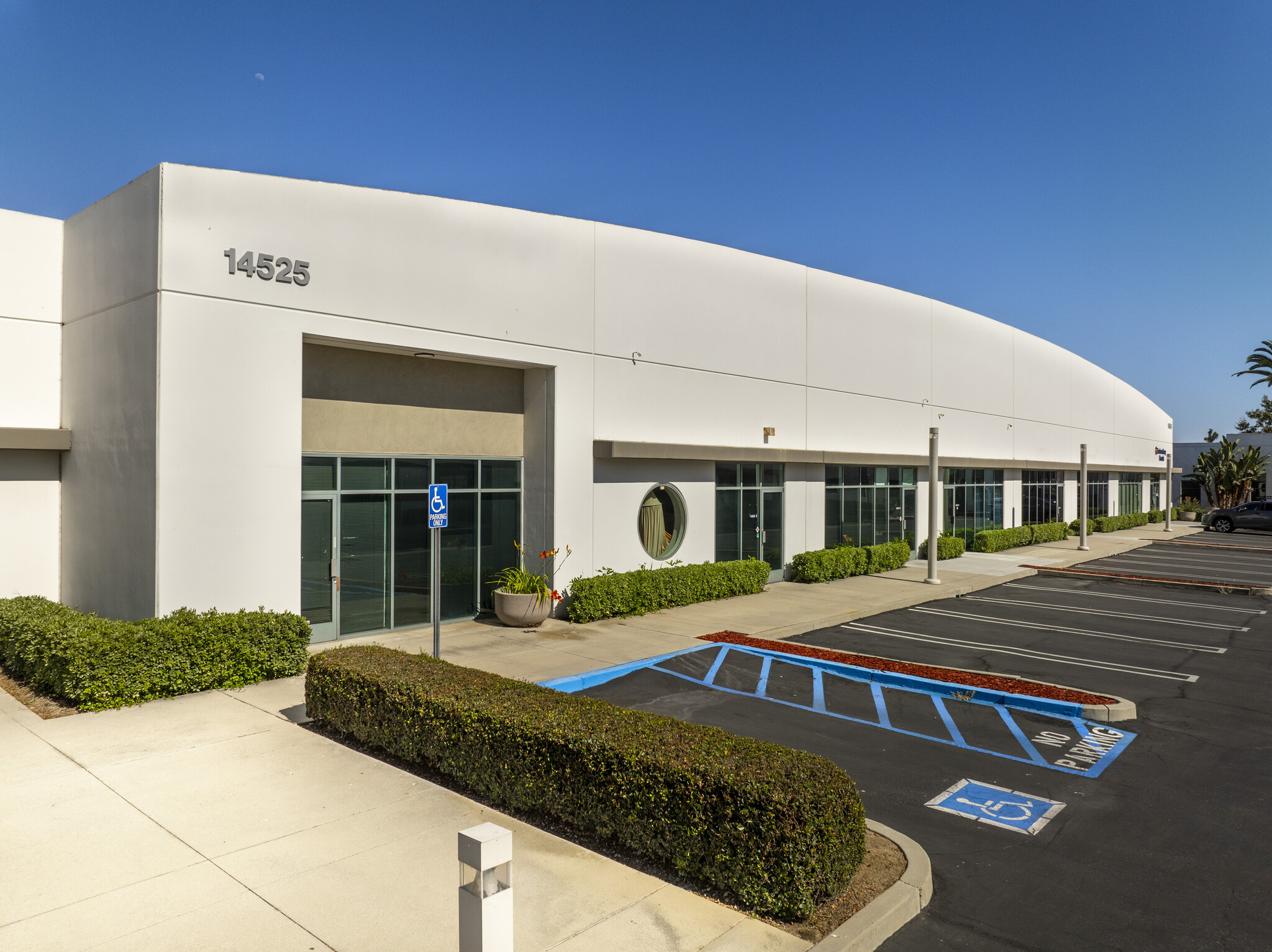 14525 Valley View Ave, Santa Fe Springs, CA à louer Photo de l’immeuble– Image 1 sur 2