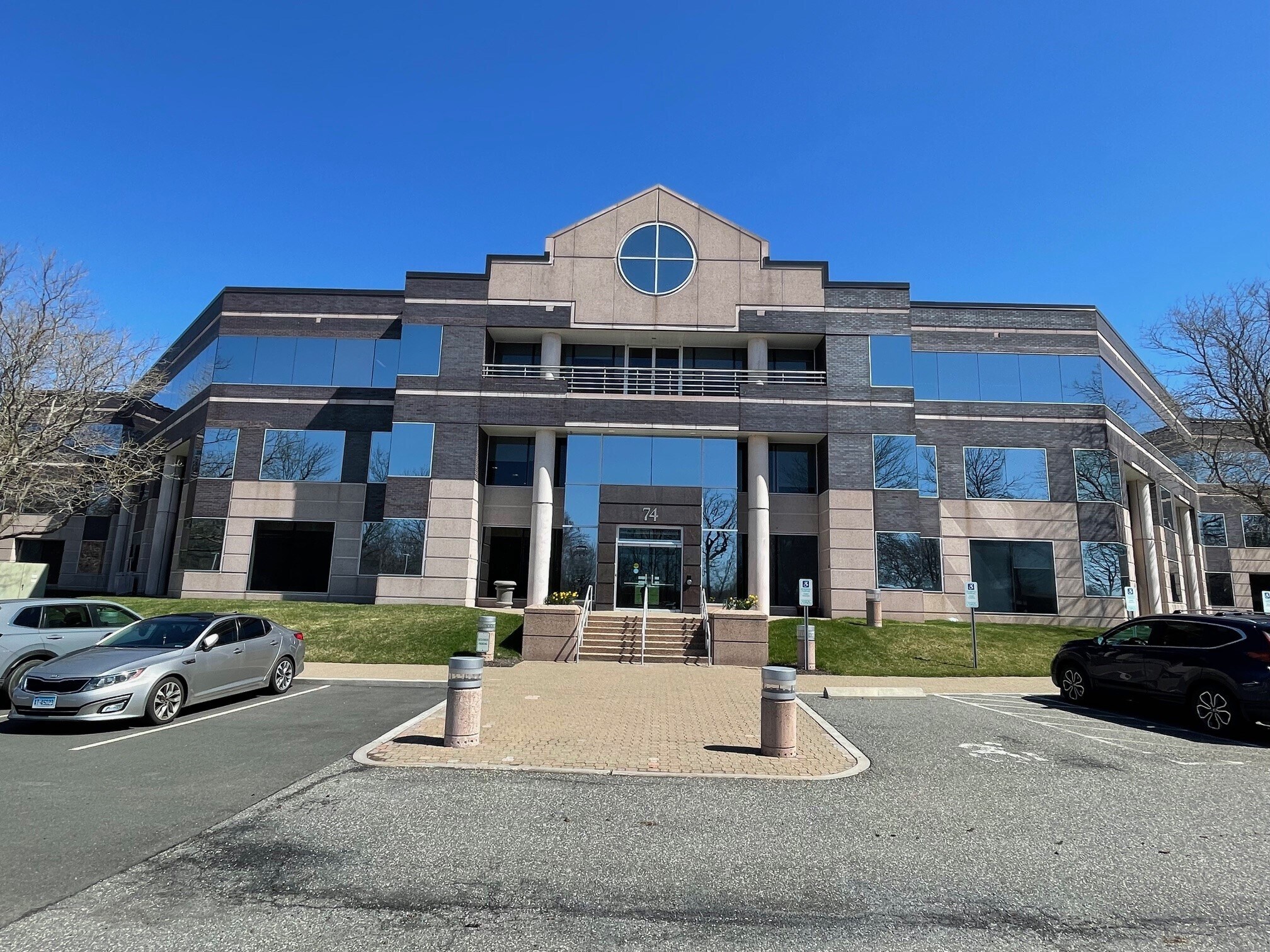 74 Batterson Park Rd, Farmington, CT à louer Photo de l’immeuble– Image 1 sur 4