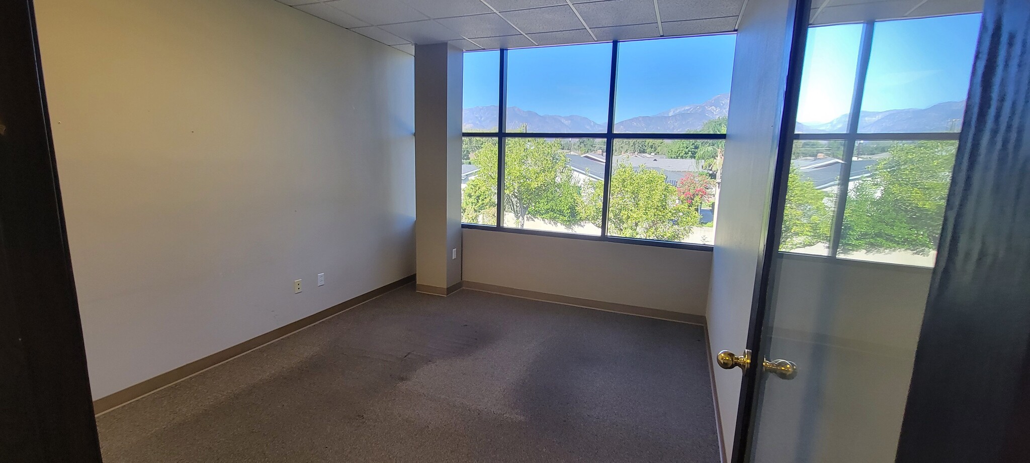 299 W Foothill Blvd, Upland, CA à louer Photo intérieure– Image 1 sur 5