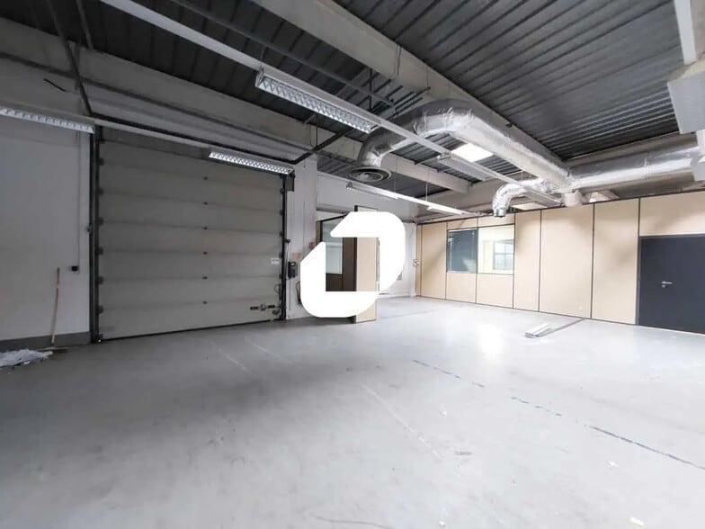 Local d’activités dans Trappes à louer - Photo de l’immeuble – Image 1 sur 8