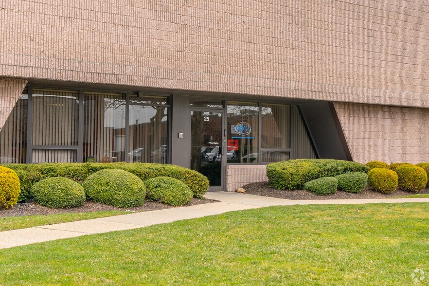 25-33 Dubon Ct, Farmingdale, NY à louer - Photo de l’immeuble – Image 3 sur 4