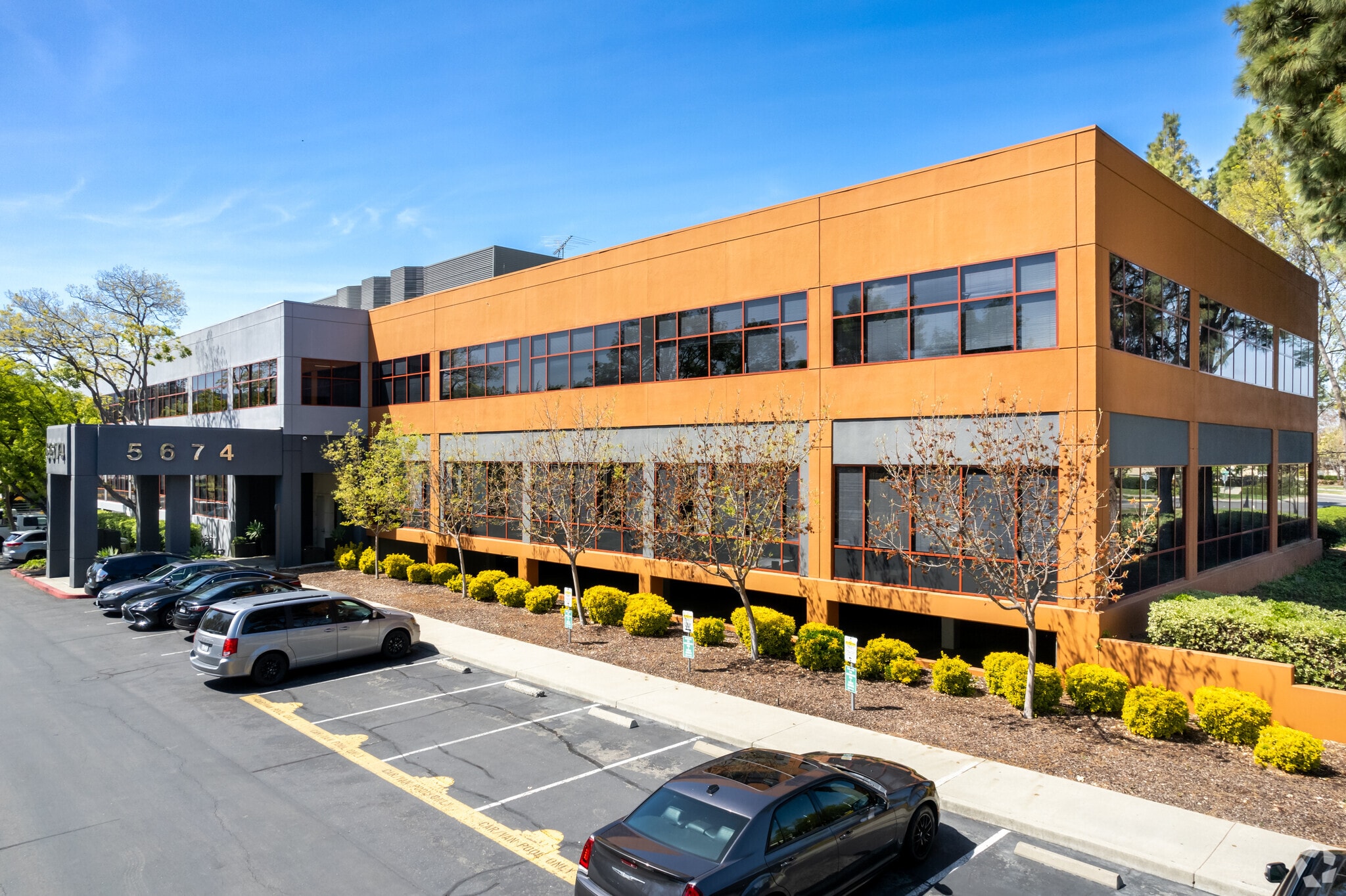 5674 Stoneridge Dr, Pleasanton, CA à louer Photo principale– Image 1 sur 5