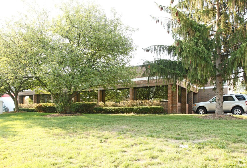 38451 Webb Dr, Westland, MI à louer - Photo principale – Image 1 sur 7