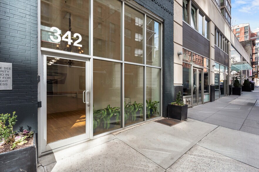 336-342 W 37th St, New York, NY à louer - Photo de l’immeuble – Image 3 sur 12