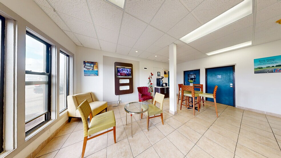 2019 E Main St, Albert Lea, MN à vendre - Numérisation 3D Matterport – Image 2 sur 20
