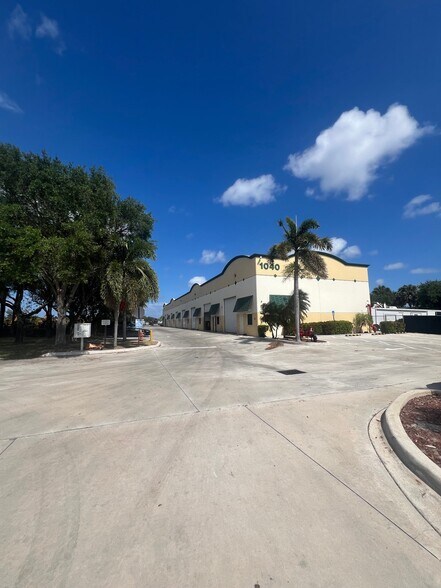 1040 W Industrial Ave, Boynton Beach, FL à louer - Photo de l’immeuble – Image 3 sur 22