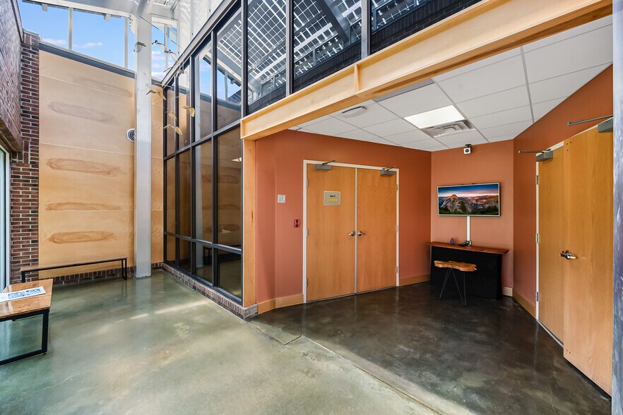 605 Eastowne Dr, Chapel Hill, NC à louer - Photo de l’immeuble – Image 3 sur 18