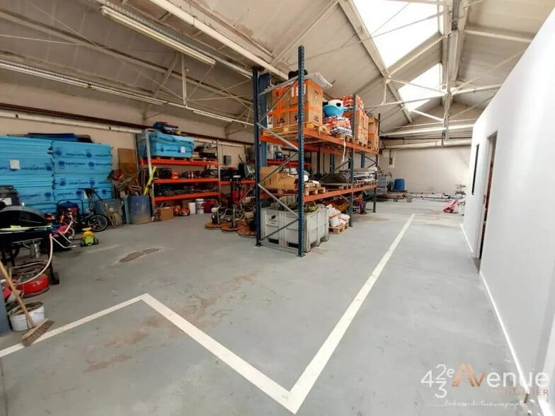 Industriel/Logistique dans Saint-Étienne à vendre - Photo de l’immeuble – Image 2 sur 3