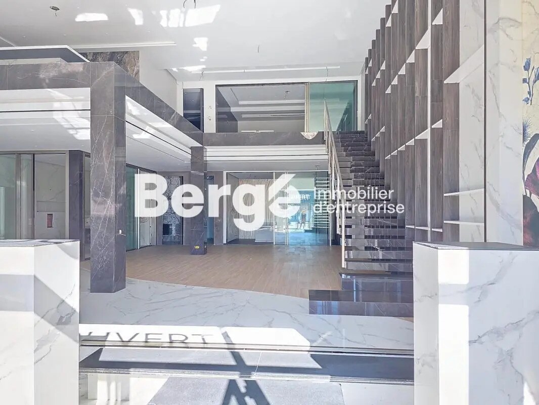 Local commercial dans Mandelieu-la-Napoule à louer Photo intérieure– Image 1 sur 19