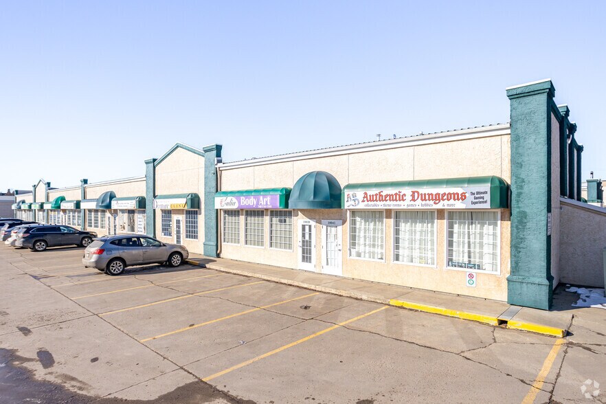 10023-10041 166 St NW, Edmonton, AB à vendre - Photo principale – Image 1 sur 25
