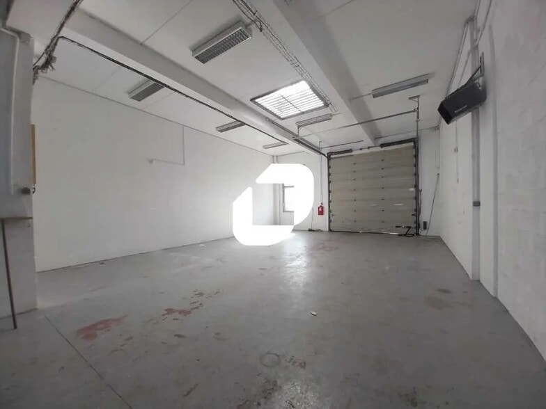 Local d’activités dans La Verrière à louer - Photo de l’immeuble – Image 3 sur 12