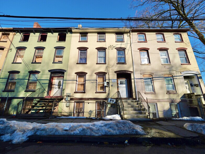 170 Chambers St, Newburgh, NY à vendre - Photo principale – Image 1 sur 49
