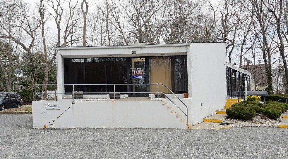 Corner Of N Country & Pine Hill Road, Port Jefferson, NY à louer - Photo de l’immeuble – Image 2 sur 3