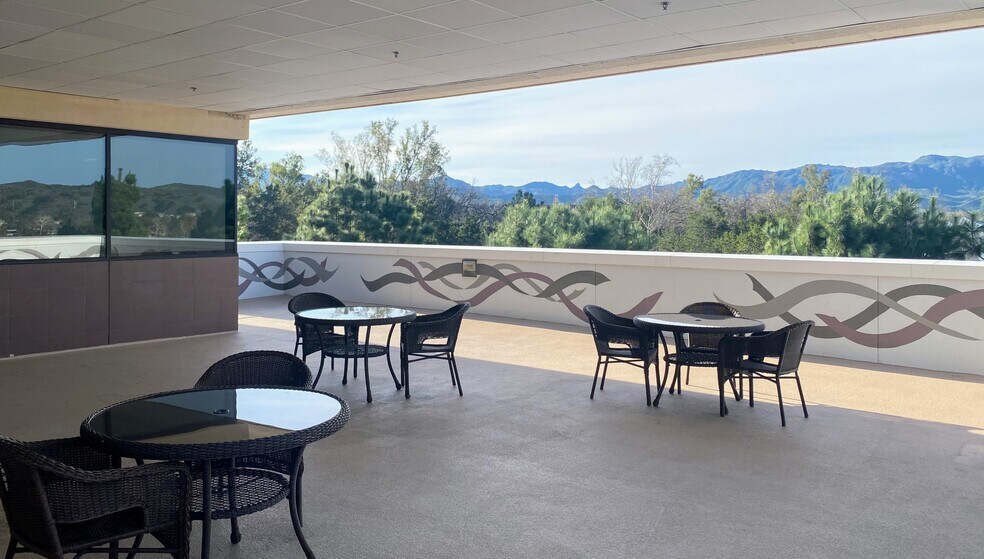 4195 E Thousand Oaks Blvd, Westlake Village, CA à louer - Photo de l’immeuble – Image 3 sur 7