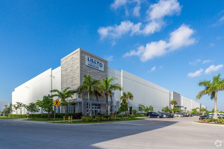 11440 NW 122nd St, Medley, FL à louer - Photo principale – Image 1 sur 12