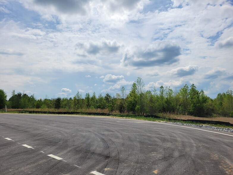 Carolina Cord Parkway, Siler City, NC à vendre - Photo de l’immeuble – Image 3 sur 19