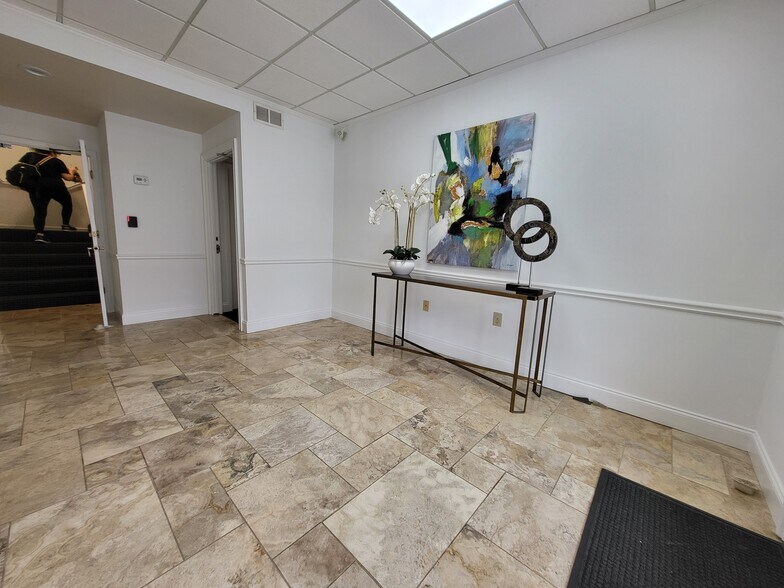 1215 Hightower Trl, Atlanta, GA à vendre - Photo de l’immeuble – Image 3 sur 12