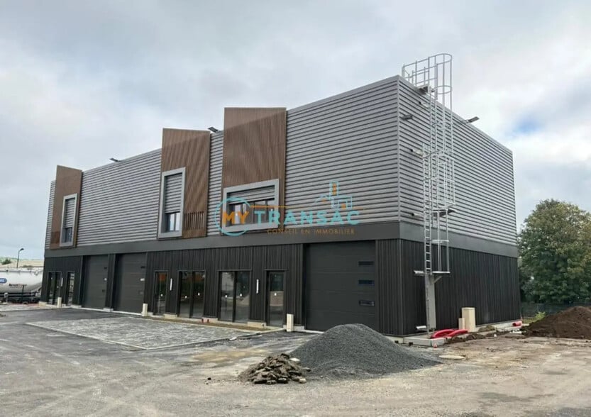 Local d'activités dans Courtry à vendre - Photo de l’immeuble – Image 3 sur 15