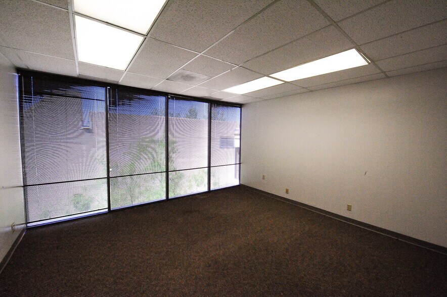 4171 N Mesa St, El Paso, TX à louer - Photo intérieure – Image 2 sur 4
