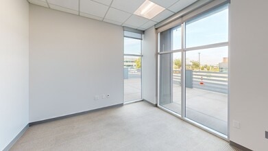 6650 Nancy Ridge Dr, San Diego, CA à vendre Photo intérieure– Image 2 sur 10