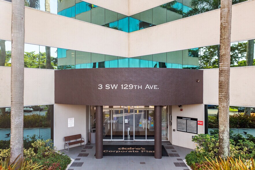 3 SW 129th Ave, Pembroke Pines, FL à louer - Photo de l’immeuble – Image 3 sur 18