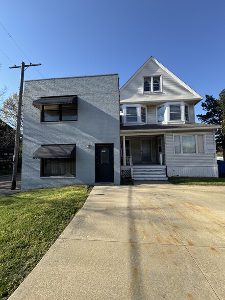 12816 Detroit Ave, Lakewood, OH à vendre - Photo de l’immeuble – Image 1 sur 4