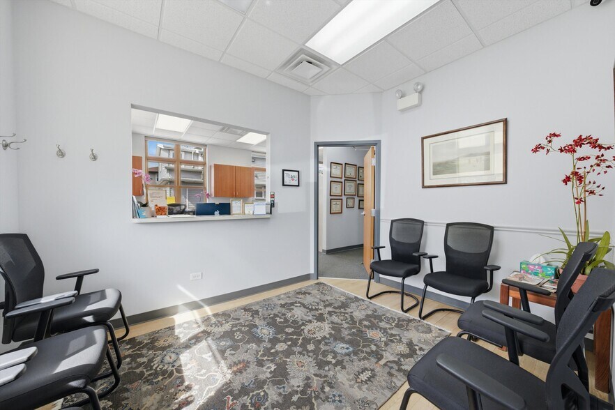 828 N Cass Ave, Westmont, IL à vendre - Photo intérieure – Image 3 sur 22