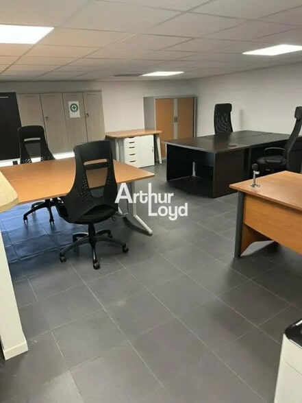 Local d’activités dans Antibes à louer - Photo de l’immeuble – Image 3 sur 4