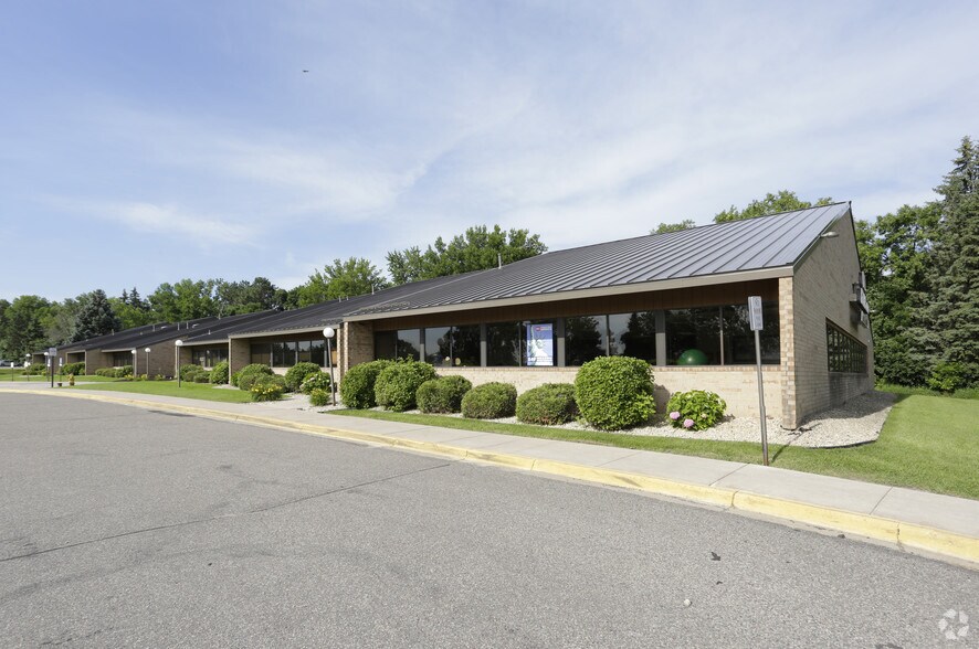 4205 Lancaster Ln N, Plymouth, MN à louer - Photo de l’immeuble – Image 3 sur 24
