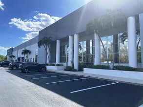9353 Laredo Ave, Fort Myers, FL à louer Photo de l’immeuble– Image 1 sur 1