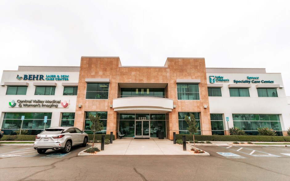 1125 E Spruce Ave, Fresno, CA à louer - Photo de l’immeuble – Image 3 sur 7