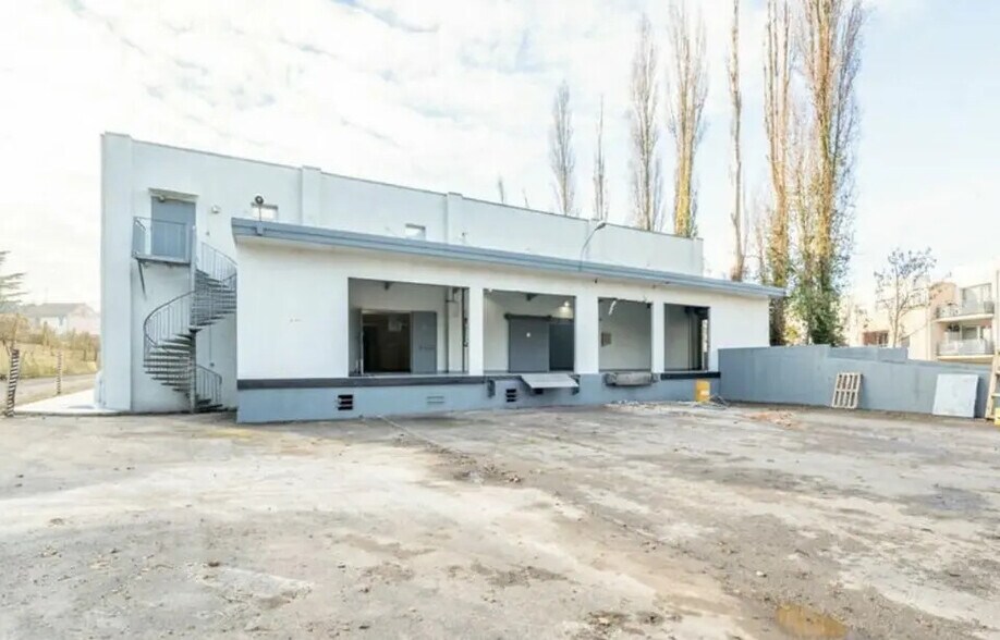 Local d’activités dans Louvres à louer - Photo de l’immeuble – Image 1 sur 3