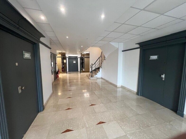 3 Avenue Du Québec, Villebon-sur-Yvette à louer - Hall d’entrée – Image 3 sur 4