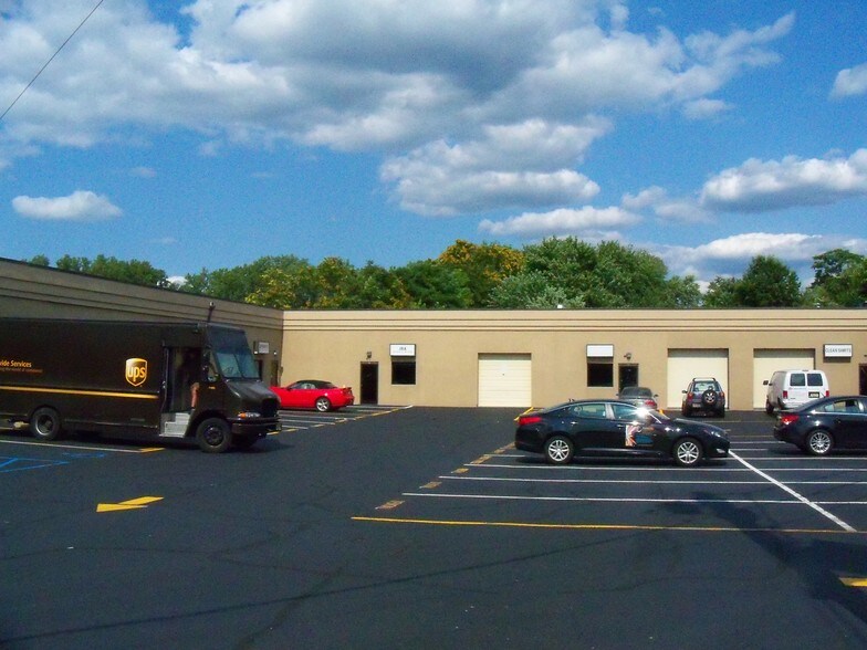 495 Mola Blvd, Elmwood Park, NJ à louer - Photo de l’immeuble – Image 3 sur 12