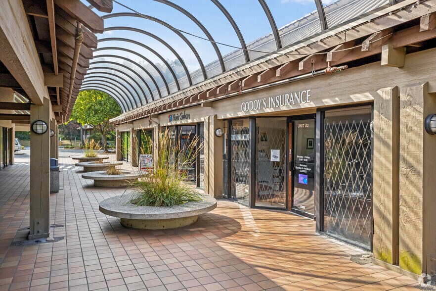 1601 Burnwood Dr, Burnaby, BC à louer - Photo de l’immeuble – Image 3 sur 5